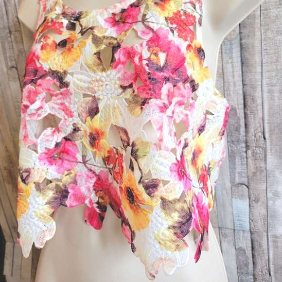 Floral lace/appliqué overlay crop top 🌺 - Picture 5 of 5